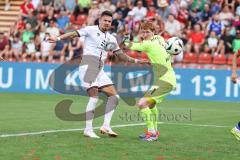 3. Liga; SpVgg Unterhaching - FC Ingolstadt 04; Pascal Testroet (37, FCI) leider vorbei Torwart Heide Konstantin (1 SpVgg)