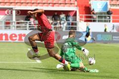 3. Liga; FC Ingolstadt 04 - SSV Ulm; Torchance verpasst Marcel Costly (22, FCI) Ortag Christian (39 Ulm) stört und hält