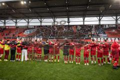 3. Liga; FC Ingolstadt 04 - 1. FC Saarbrücken; Sieg Jubel Freude Tanz Fan Fankurve Banner Fahnen Spruchband Spieler bedanken sich bei den Fans