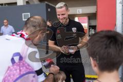 Saisoneröffnung; 3. Liga; FC Ingolstadt 04 am Audi Sportpark; Autogrammstunde nach der Vorstellung, Torwart Marius Funk (1, FCI)