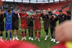 3. Liga; FC Ingolstadt 04 - SSV Ulm; Sieg Jubel Freude Teambesprechung Cheftrainerin Sabrina Wittmann (FCI) nach dem Spiel auf dem Spielfeld