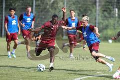 3. Liga; FC Ingolstadt 04 - Trainingsauftakt nach Sommerpause; Zweikampf Kampf um den Ball Obed Ugondu (17, FCI) Linus Rosenlöcher (19, FCI)