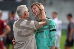 3. Liga - Saison 2026/27 - SC Sonnenhof Großaspach - FC Ingolstadt 04 - Geschäftsführer Sport/Kommunikation Harald Gärtner (FCI) gratuliert zu seiner guten Leistung Torwart David Klein (Nr.47 - FCI) - XXXXX - Foto: Meyer Jürgen