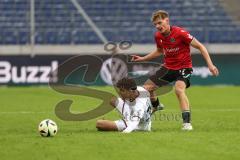 3. Liga; Hannover 96 II - FC Ingolstadt 04; Zweikampf Kampf um den Ball #am Boden Berkay Öztürk (39 FCI) Winter Jorden (11 H96)