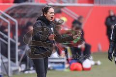 3. Liga; FC Ingolstadt 04 - VfB Stuttgart II; Cheftrainerin Sabrina Wittmann (FCI) an der Seitenlinie, Spielerbank versucht zu beruhigen