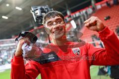 3. Liga; FC Ingolstadt 04 - Borussia Dortmund II; Sieg Jubel Freude Spieler bedanken sich bei den Fans Deniz Zeitler (38, FCI)