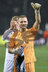 3. Liga; SV Waldhof Mannheim - FC Ingolstadt 04; Spieler bedanken sich bei den Fans Fankurve Torwart Marius Funk (1, FCI)