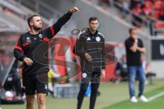 3. Liga; FC Ingolstadt 04 - SSV Jahn Regensburg; Co-Trainer Fabian Reichler (FCI) zeigt auf den Platz