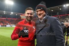3. Liga; FC Ingolstadt 04 - Erzgebirge Aue; Pascal Testroet (37, FCI) wird von Geschäftsführers Dietmar Beiersdorfer (FCI Sport Kommunikation) für das 400. Spiel geehrt