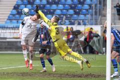 3. Liga; SV Waldhof Mannheim - FC Ingolstadt 04 - Torchance Jannik Mause (7, FCI) kommt zu spät, Torwart Hawryluk Lucien (30 SVWM) boxt Ball weg Bahn Bentley Baxter (7 SVWM)