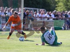 Relegation - Saison 2025/26 - SV Karlskron - FC Geisenfeld - Johannes Lehner TW Karlskron  - Bilal Rihani grün Geisenfeld vergibt einen 100% Torschance - Foto: Meyer Jürgen
