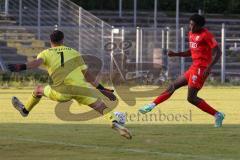 Bayernliga Nord - Saison 2023/2024 - FC Ingolstadt 04 - SSV Jahn Regensburg - Michael Udebuluzor (Nr.24 - FCI U21) mit einer 100% Torchance - trifft aber nicht - Leon Mate Cuk Torwart Regensburg - Foto: Meyer Jürgen