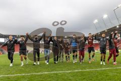 3. Liga; FC Ingolstadt 04 - Rot-Weiss Essen; Sieg Jubel Freude Spieler bedanken sich bei den Fans Co-Trainer Markus Feldhoff (FCI) Athletik-Trainer Rafael Lopez (FCI) Co- Trainer Nico Antonitsch (FCI) Cheftrainer Achim Beierlorzer (FCI) Simon Lorenz (32, 