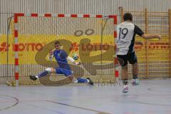 Lotto Bayern Hallencup - Saison 2024/25 - FC Hitzhofen/Oberzell - TSV Ober./Unterhaunstadt- 6 Meter schiessen - Valentin Puhar TW Hitzhofen - Angelo Boharu grau Oberh.stadt - Foto: Meyer Jürgen
