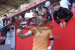3. Liga - Saison 2024/25 - FC Ingolstadt 04 - SV Wehen Wiesbaden - Torwart Marius  Funk (Nr.1 - FCI) beim Selvie amchen - XXXXX - Foto: Meyer Jürgen