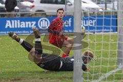 Kreisliga - Saison 2025/26- TSV Kösching - SV Zuchering - Leander Friedl rot Zuchering  - Michael Zimmermann Torwart Kösching - Foto: Meyer Jürgen