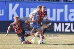 3. Liga; FC Hansa Rostock - FC Ingolstadt 04; Zweikampf Kampf um den Ball Max Plath (14 FCI) Haugen Sigurd (18 HR) Simon Lorenz (32, FCI)