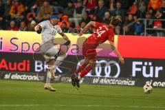 3. Liga - Saison 2024/25 - FC Ingolstadt 04 - SpVgg Unterhaching - Pascal Testroet (Nr.37 - FCI) mit Kopfverband - Tim Knipping (Nr.34 - Unterhaching) - Foto: Meyer Jürgen