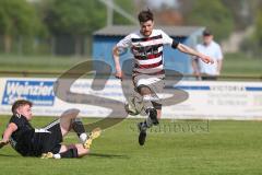 Kreisliga - Saison 2025/26- SV Karlskron - SV Kasing - Matthias Neumayer weiss Kasing - Sebastian Jakob Fröschl schwarz Karlskron   - Foto: Meyer Jürgen