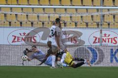 3. Liga - Saison 2024/25 - Alemannia Aachen - FC Ingolstadt 04  - Torwart Simon  Simoni (Nr.41 - FCI) - Charlison Benschop (Nr.35 - Alemannia Aachen) - Foto: Meyer Jürgen