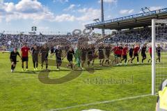 3. Liga; TSV 1860 München - FC Ingolstadt 04; Sieg Jubel Freude Spieler bedanken sich bei den Fans.  Feier