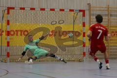 Lotto Bayern Hallencup - Saison 2024/25 - Türkisch SV Ingolstadt - TSV Ober./Unterhaunstadt- 6 meter schiessen - Martin Krumpietz TW Ober./Unterhaunstadt  - Enis Kuqanaj rot Türkisch - Foto: Meyer Jürgen