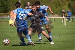 Kreisliga - Saison 2026/27 - SV Hundszell - SV Menning - Lorenz Pastaschek blau Hundszell - Florian Reszler schwarz Menning  - Foto: Meyer Jürgen