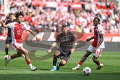 3. Liga; Rot-Weiss Essen - FC Ingolstadt 04; Zweikampf Kampf um den Ball Gustav Christensen (24, FCI) Abiama Dickson (11 RWE)