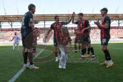 3. Liga - Saison 2024/25 - FC Ingolstadt 04 - SV Wehen Wiesbaden - Pascal Testroet (Nr.37 - FCI) wird ausgewechselt - Die Mannschaft bildet einen Spalier - Foto: Meyer Jürgen