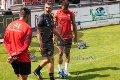 3. Liga; FC Ingolstadt 04 - Trainingslager, Allgäu, Cheftrainer Michael Köllner (FCI) Leon Guwara (6, FCI) Marcel Costly (22, FCI) Eckenübungen