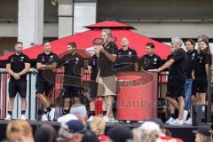 Saisoneröffnung; 3. Liga; FC Ingolstadt 04 am Audi Sportpark; Geschäftsführers Dietmar Beiersdorfer (FCI Sport Kommunikation) auf der Bühne vor dem Trainer und Betreuer Stab