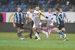 3. Liga; SV Waldhof Mannheim - FC Ingolstadt 04; Pascal Testroet (37, FCI) Klünter Lukas (24 SVWM) Benatelli Rico (11 SVWM) Zweikampf Kampf um den Ball