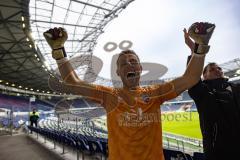 3. Liga; Hannover 96 II - FC Ingolstadt 04; Sieg Jubel Freude 0:4, Spieler bedanken sich bei den Fans und gehen hoch zu ihnen,Tanz Gesang Fahnen Torwart Marius Funk (1, FCI) Simon Lorenz (32, FCI)