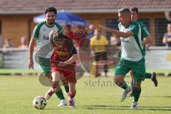 Freundschaftsspiel- Saison 2025/26- SV Kasing - FC Geisenfeld- - Emre Erbas rot Kasing - Stefan Hoffmann rechts grün Geisenfeld - Foto: Meyer Jürgen