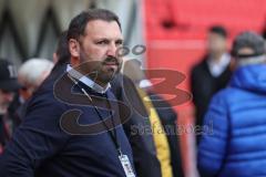 3. Liga; FC Ingolstadt 04 - Rot-Weiss Essen; vor dem Spiel Obed Ugondu (17, FCI) Geschäftsführer Markus Grünberger, Marketing, Vertrieb (FCI)