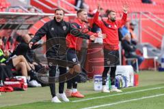 3. Liga; FC Ingolstadt 04 - FC Hansa Rostock; ärgern sich über Schiedsrichterentscheidung Co-Trainer Fabian Reichler (FCI) Max Dittgen (10, FCI) Yannick Deichmann (20, FCI)