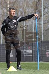 3.Liga - Saison 2022/2023 - FC Ingolstadt 04 -  - Cheftrainer Michael Köllner (FCI) beim ersten Training - Cheftrainer Michael Köllner (FCI) sieht beim aufwärmen zu - Foto: Meyer Jürgen