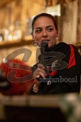 3. Liga; FC Ingolstadt 04 - Fantreffen im Sport-Treff Senners Alm, volles Haus; Interview Stadionsprecher Italo Mele mit Cheftrainerin Sabrina Wittmann (FCI)