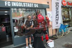 3.Liga - Saison 2023/2024 - FC Ingolstadt 04 -  Autogrammstunde - Torwart Marius  Funk (Nr.1 - FCI) - Jannik Mause (Nr.7 - FCI) - Schanzi - Foto: Markus Banai