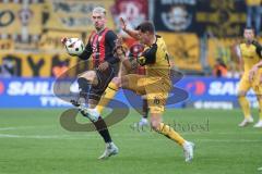 3. Liga; FC Ingolstadt 04 - Dynamo Dresden; Zweikampf Kampf um den Ball Dennis Borkowski (7, FCI) Heise Philip (16 DD)