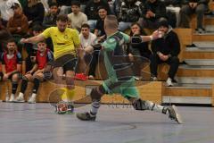 Lotto Bayern Hallencup - Saison 2024/25 - FC Hitzhofen/Oberzell - TSV Ober./Unterhaunstadt- Christoph Thomas gelb Hitzhofen  - Martin Krumpietz TW Ober/Unterhaunstadt Foto: Meyer Jürgen