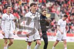 3. Liga; Rot-Weiss Essen - FC Ingolstadt 04; Spiel ist aus Niederlage, hängende Köpfe 2:0 Tim Heike (9, FCI) Dennis Borkowski (7, FCI) Co-Trainer Fabian Reichler (FCI) Ryan Malone (16, FCI)