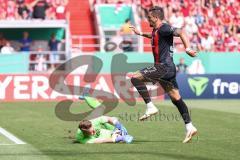 DFB-Pokal; FC Ingolstadt 04 - 1. FC Kaiserslautern; Torchance verpasst Pascal Testroet (37, FCI) Torwart Krahl Julian (1 FCK)