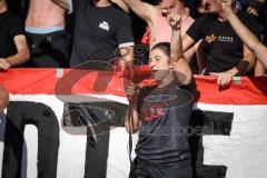2. Frauen-Bundesliga; FC Ingolstadt 04 - SC Sand; Spiel ist aus, Spielerinnen bedanken sich bei den Fans, Torwartin Maier Franziska (1 FCI) spricht zu den Fans