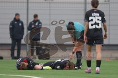 2. Bundesliga Frauen - Saison 2025/26 - FC Ingolstadt 04 Frauen - FFC Turbine Potsdam - Nina Penzkofer (Nr.29 - FC Ingolstadt Frauen I) - Stefanie Reischmann (Nr.24 - FC Ingolstadt Frauen I) stoßen mit den Köpfen zusammen - verletzt am Boden - Foto: Meyer