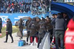 3. Liga - Saison 2025/26 - Hansa Rostock - FC Ingolstadt 04  - Die Spieler klatschen sich ab nach dem Auswärtssieg - jubel - Trainerbank - Foto: Meyer Jürgen