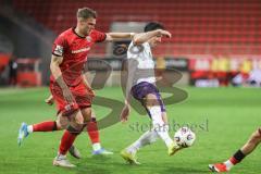 3. Liga; FC Ingolstadt 04 - Erzgebirge Aue; Zweikampf Kampf um den Ball Simon Lorenz (32, FCI) Bär Marcel (15 Aue)