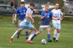 Kreisklasse - Saison 2025/26- TSV Großmehring - SV Oberstimm-  - Jonas Weidinger weiss Oberstimm  - Maximilian Samweber blau Großmehring #7 - Niclas Filser blau Großmehring links - Foto: Meyer Jürgen