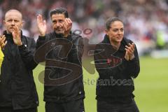 3. Liga; Energie Cottbus - FC Ingolstadt 04; Spiel ist aus, Ingolstadt gewinnt 1:4, Spieler bedanken sich bei den Fans tanzen singen Athletik-Trainer Luca Schuster (FCI) Co-Trainer Ilia Gurev (FCI) Cheftrainerin Sabrina Wittmann (FCI)