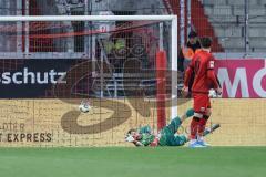 3. Liga; FC Ingolstadt 04 - FC Viktoria Köln; Torwart Kai Eisele (25, FCI) hält den Ball Dennis Kaygin (10, FCI)